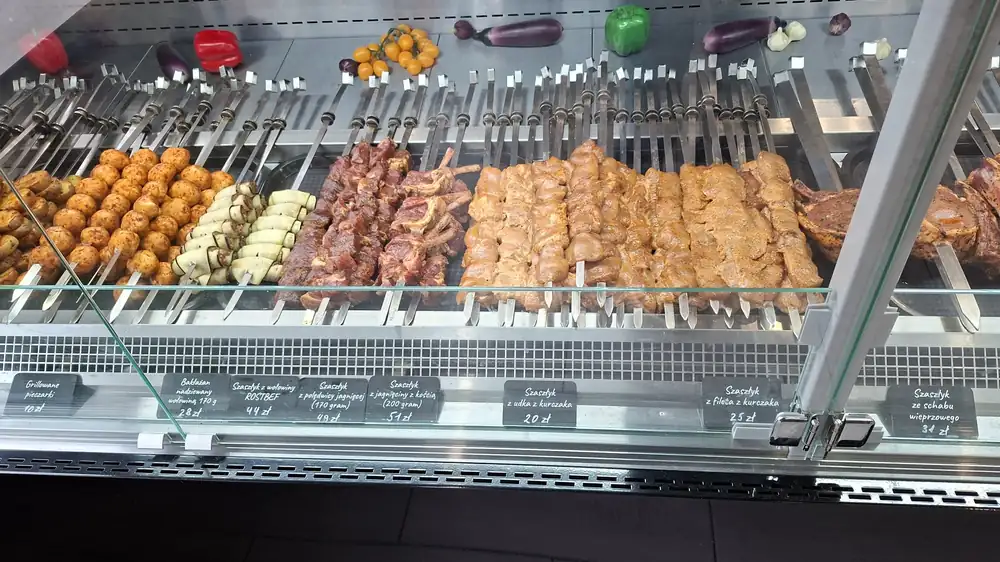 Witryna pełna surowych szaszłyków i lula kebabów